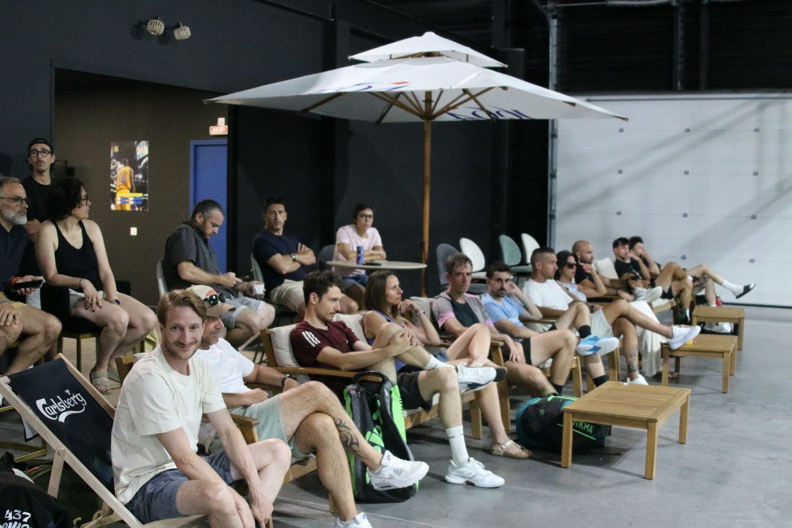 Spectateurs détendus sous les parasols pendant le P1000 2026