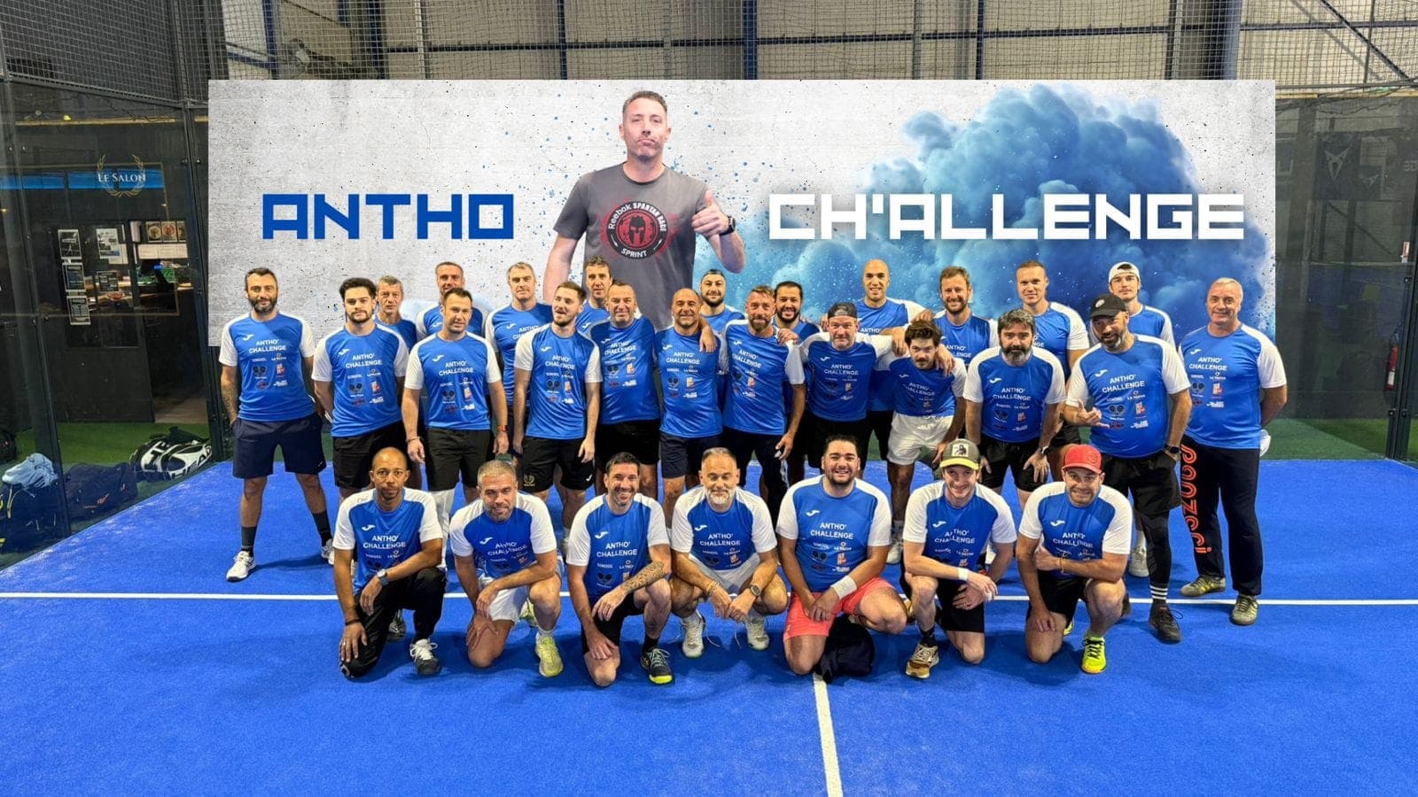 Photo de groupe des participants de l’Antho Ch’allenge, en maillots bleus sur un terrain de padel bleu