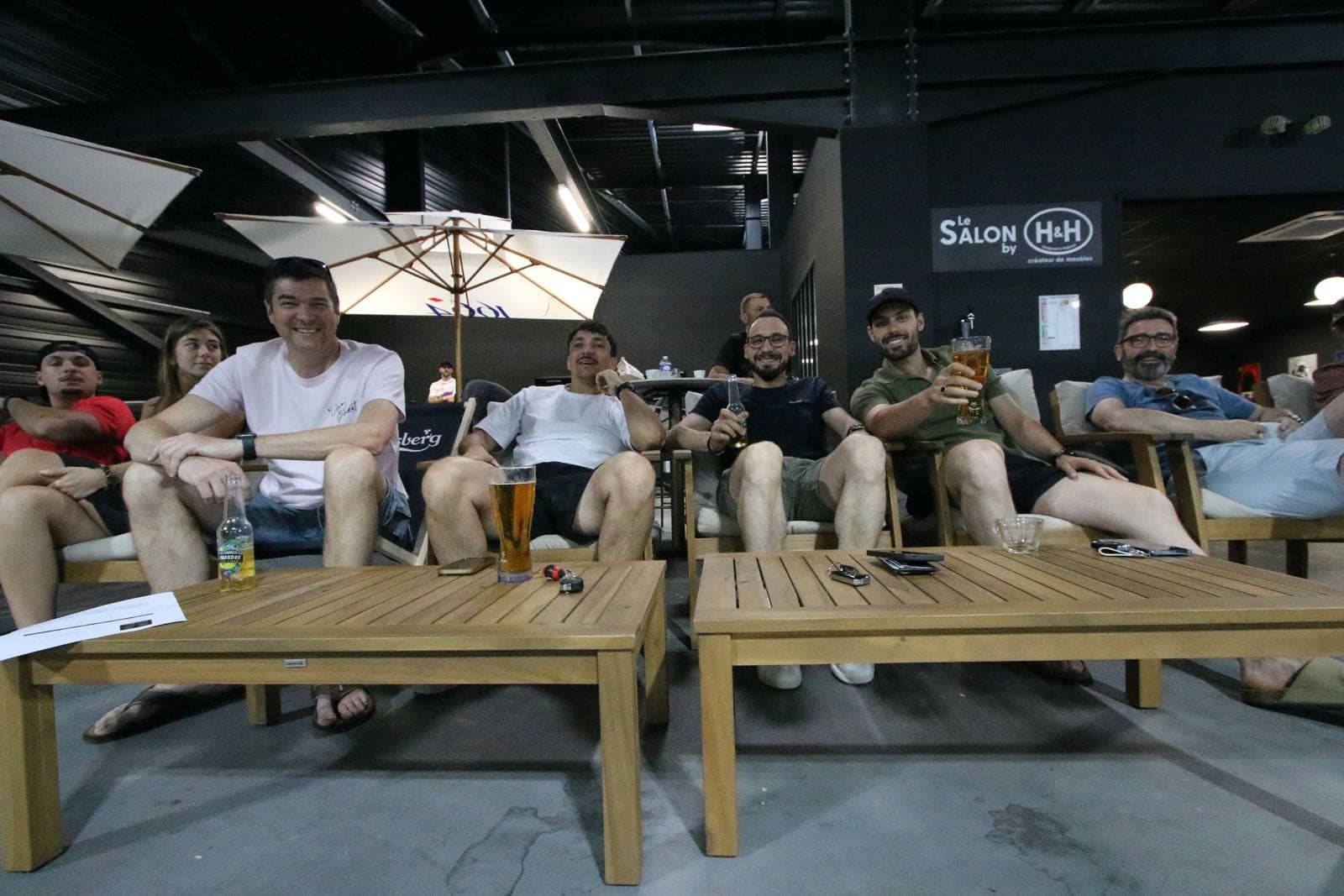 Joueurs et supporters détendus au club-house Le Salon