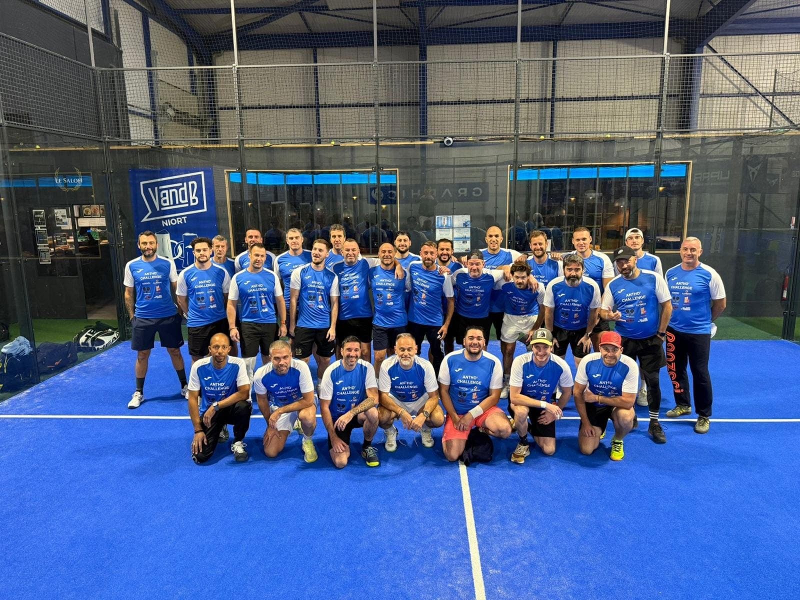 Équipe de joueurs en maillots bleus, réunie sur un terrain bleu de l’Arena